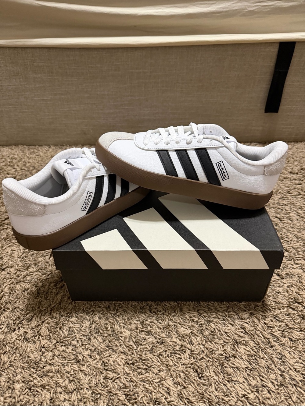Adidas VL court 3.0 in White with black